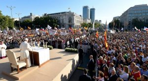 Líder religioso ante multitud con banderas en Madrid